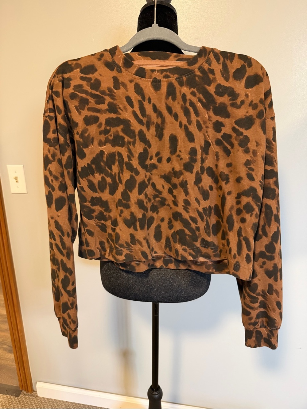 Old Navy Active Leopard Print Cropped Top Small Dynamic Fleece Animal Print